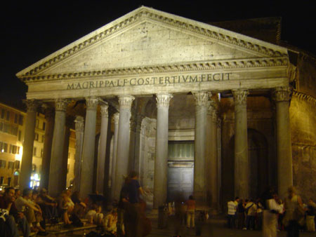 Le Panth�on de Rome vu de nuit avec l'ambiance romaine