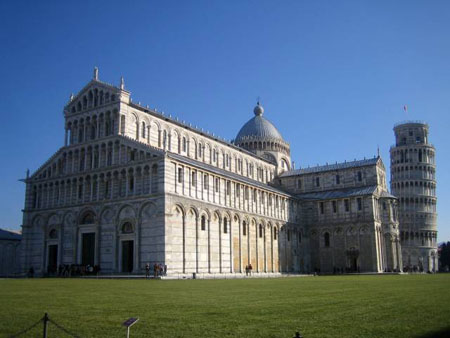 La cath�drale et la tour pench�e