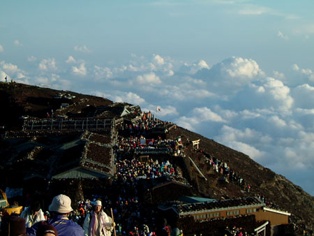 Le sommet du Fuji juste apr�s le lever du soleil 