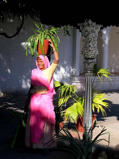 Femme transportant ses plantes