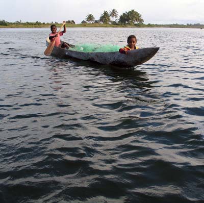Enfants � la pirogue