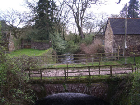 Pont entre l'�tang et la chapelle