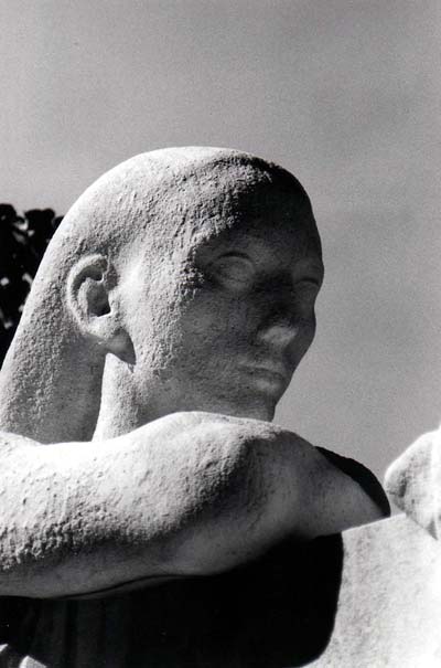 Une statue au cimeti�re du P�re Lachaise