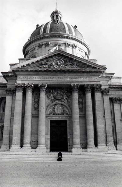 Lecture sur les marches de l'Institut de France
