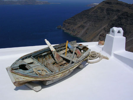 Barque sur une terrasse � Thira