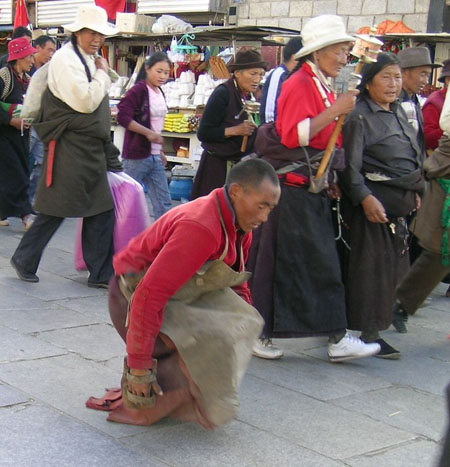 Kora dans le monast�re Jokhang � Lhasa