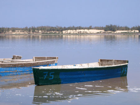 Embarcations sur le Lac rose