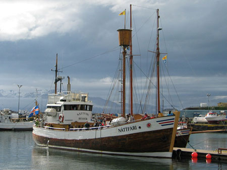 Bateau dans le port de Husavik
