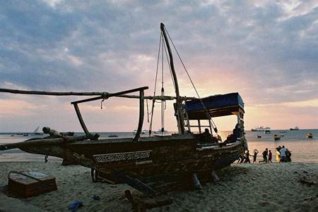 Dhow (boutre) au coucher du soleil