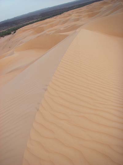 Le jour se l�ve sur la dune d'Azouega