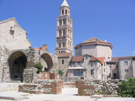 La cath�drale mausol�e et les ruines du palais