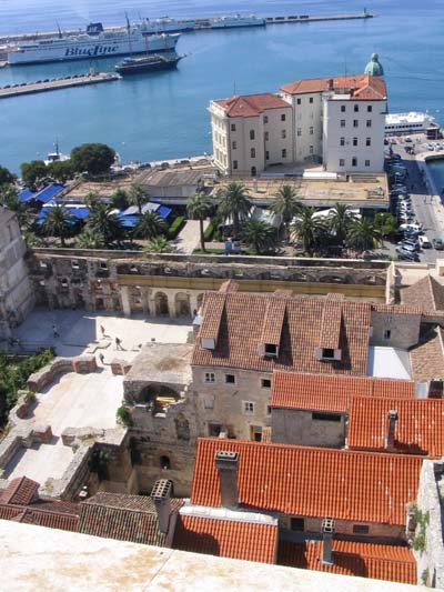 Le port et les vestiges du palais