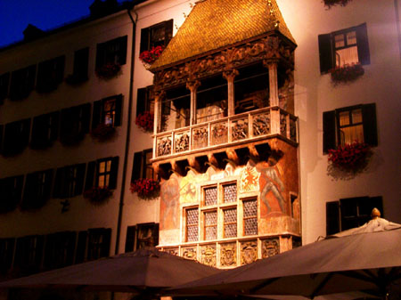 Petit toit d'or la nuit