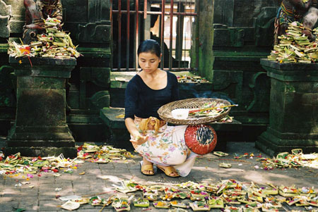 Jeune fille aux offrandes