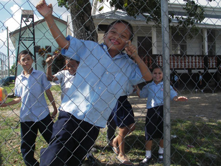 Enfants dans une cour d'�cole