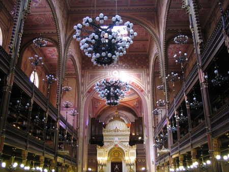 Lumi�res dans la synagogue
