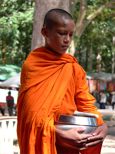 Moine recevant l'aum�ne