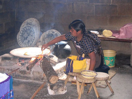 Indienne pr�parant des galettes de mais
