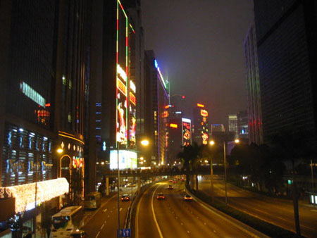 Ambiance de nuit dans les rues de Hong Kong