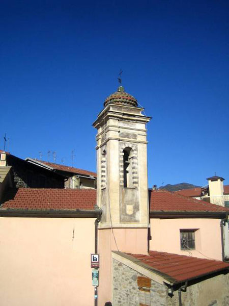 Tour sur ciel azur