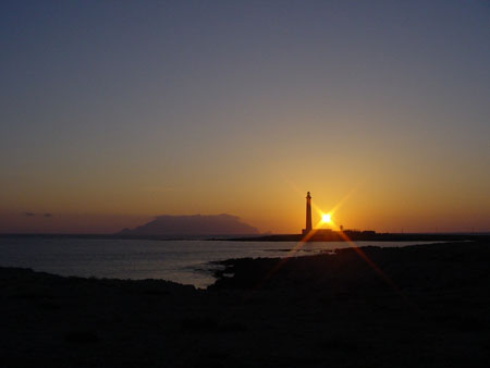 Le phare et l' �le suspendue 