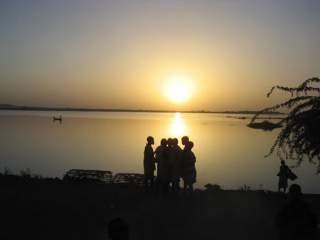 Enfants au soleil couchant