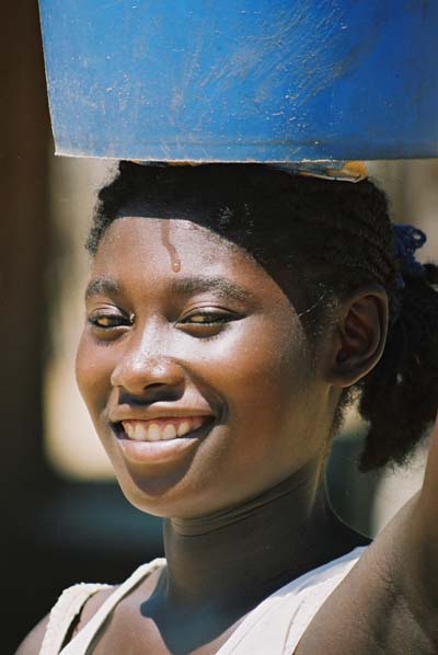 Le sourire de la porteuse d'eau