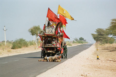 Sadhu roulant sur lui m�me sur des km