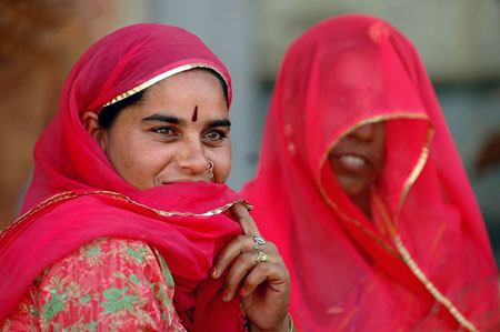 Des femmes rouges