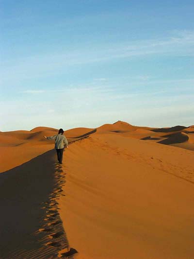 Promenade sur les dunes au coucher du soleil