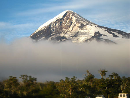Un volcan sort de la brume
