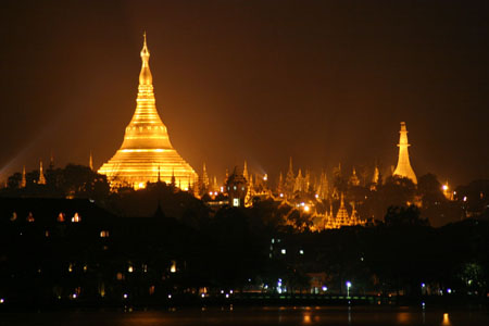 Shw� Dagon by night