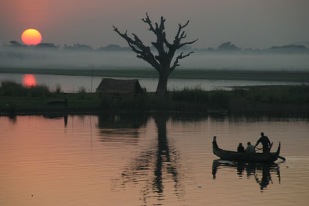 En barque au coucher de soleil