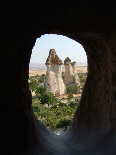Vue sur une chemin�e coiff�e