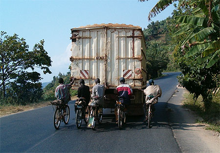 Derri�re le camion
