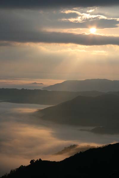 Lever de soleil sur la brume