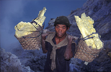 Porteur de soufre au Kawah Idjen