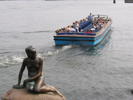 Petite sir�ne et bateau s'en �loignant