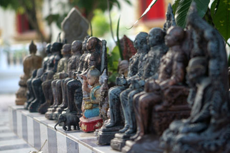 Alignement de petites statues sacr�es