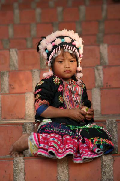 Petite fille Karen sur les marches du temple