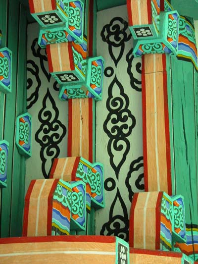 Boiseries peintes dans un temple
