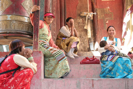 Femmes se reposant dans un temple