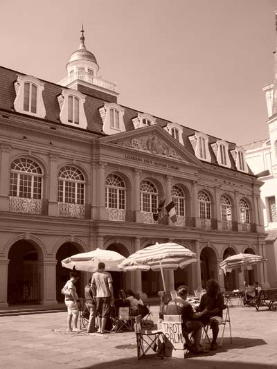 Des diseurs de bonne aventure devant le Museum Cabildo 