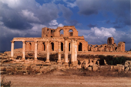 Sabratha et ciel d'orage