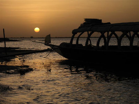 Pinasse sur le Niger