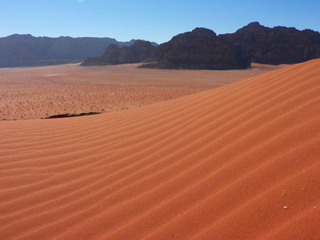 Dune de sable entre roches