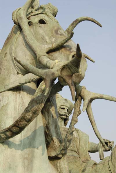 Statues - Place des H�ros