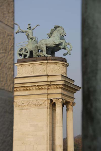 Statues - Place des H�ros