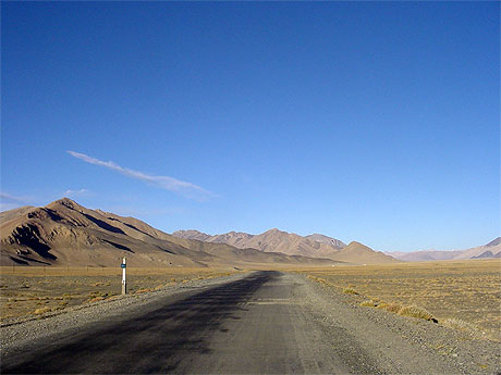 La route sur le haut plateau