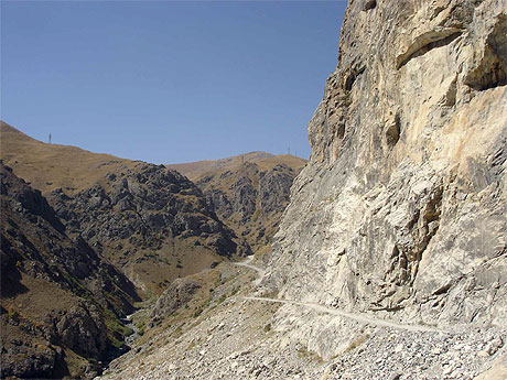 la route grimpe sur la montagne